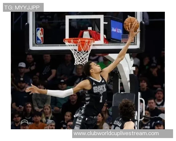 文班亚马首场比赛表现耀眼五次盖帽加隔扣字母哥引发热烈讨论